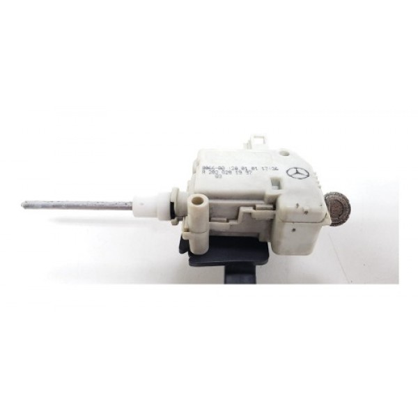 Trava Portinhola Tanque Mercedes C320 2003 A2038201997