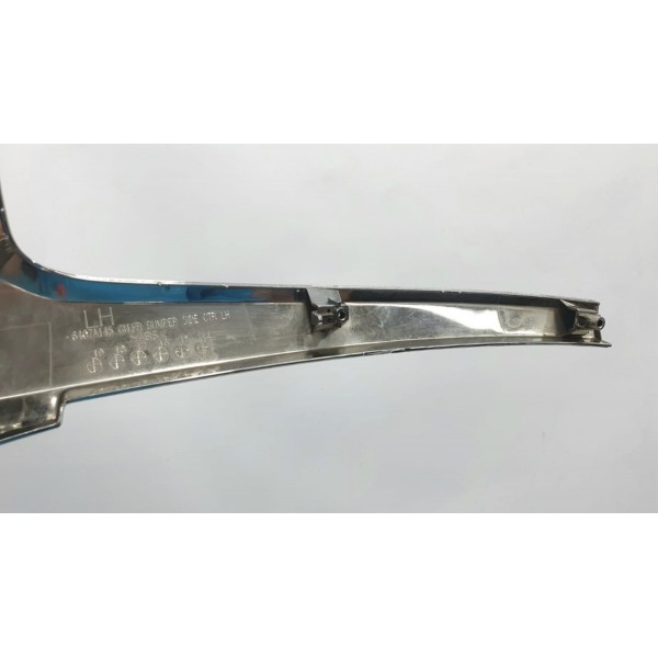 Moldura Esquerdo Parachoque Diant. Mitsubishi Outlander 2016